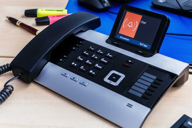 landline with answer machine