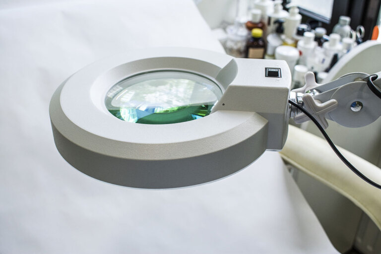 magnifying lamp